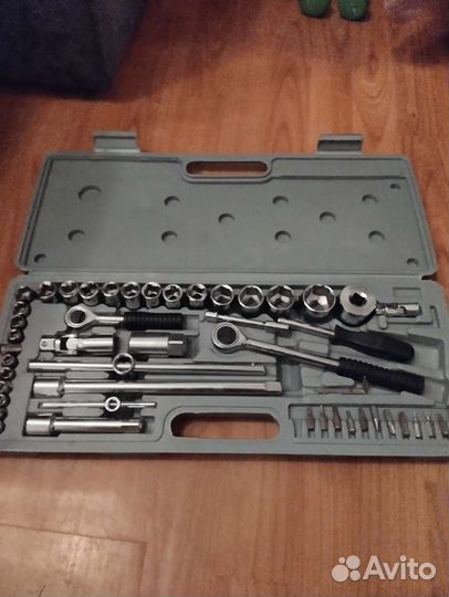 Набор инструментов для авто в чемодане