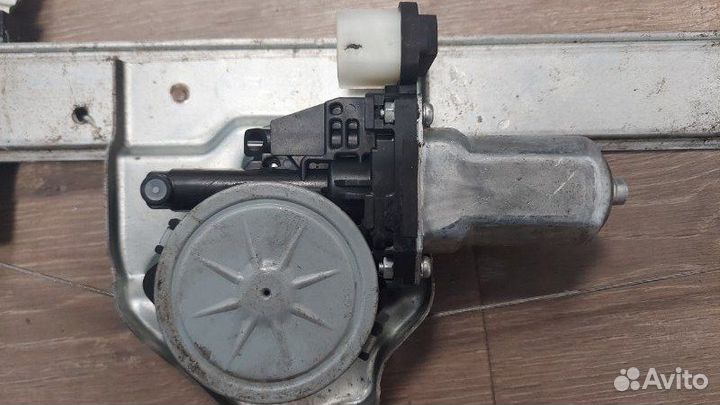 Стеклоподъемник задний левый Mitsubishi Pajero 4