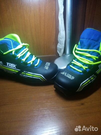 Лыжные ботинки и лыжи