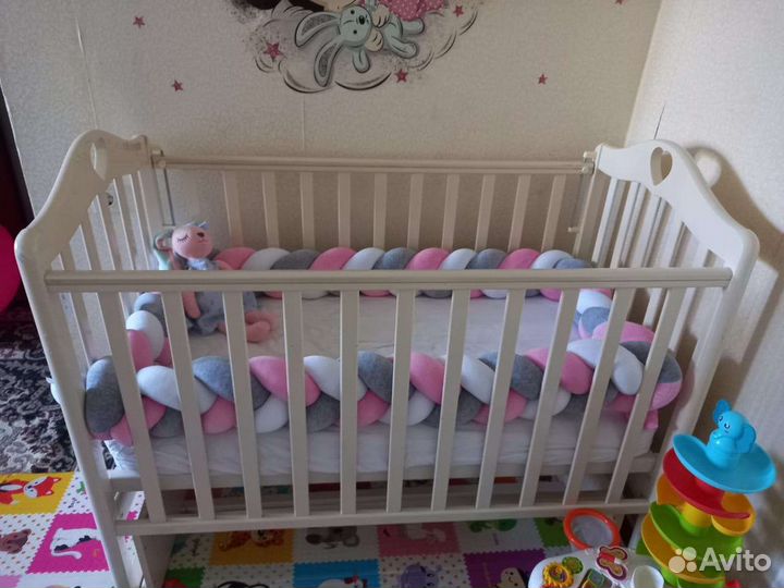 Детская кроватка с полным комплектом