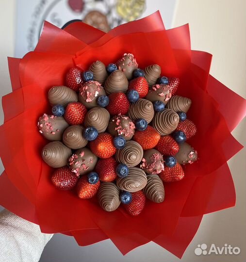 Съедобные букеты из клубники в шоколаде и ягод