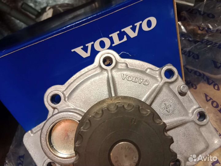 Помпа насос водяной Volvo S60