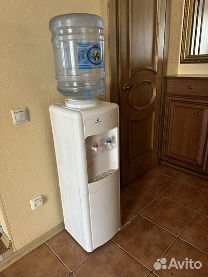 Кулер для воды напольный