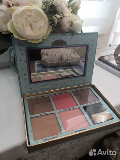 Набор косметики (тени для век, румяна)