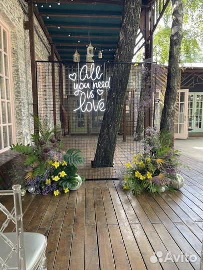 Неоновая вывеска “All you need is love”