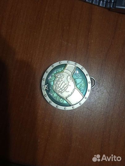 Медальон Шрек, Рукопожатие