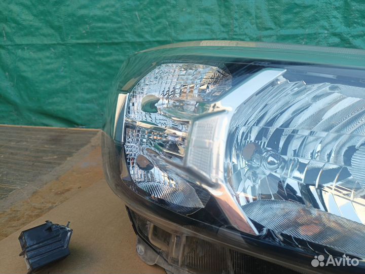 Фара правая галогеновая для Toyota Hilux 2021 г