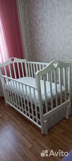 Кроватка детская с маятником