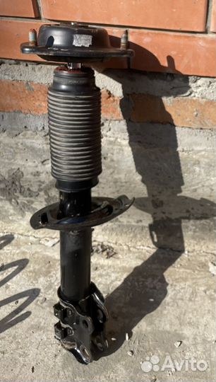 Амортизаторы передние на Hyundai Elantra MD 5