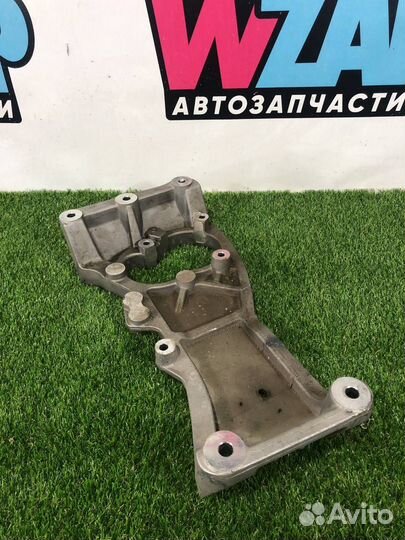 Кронштейн коробки (балка кпп) Maserati Levante