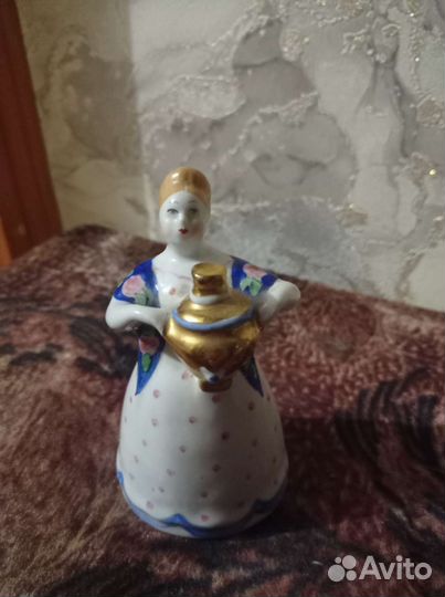 Статуэтка фарфоровая