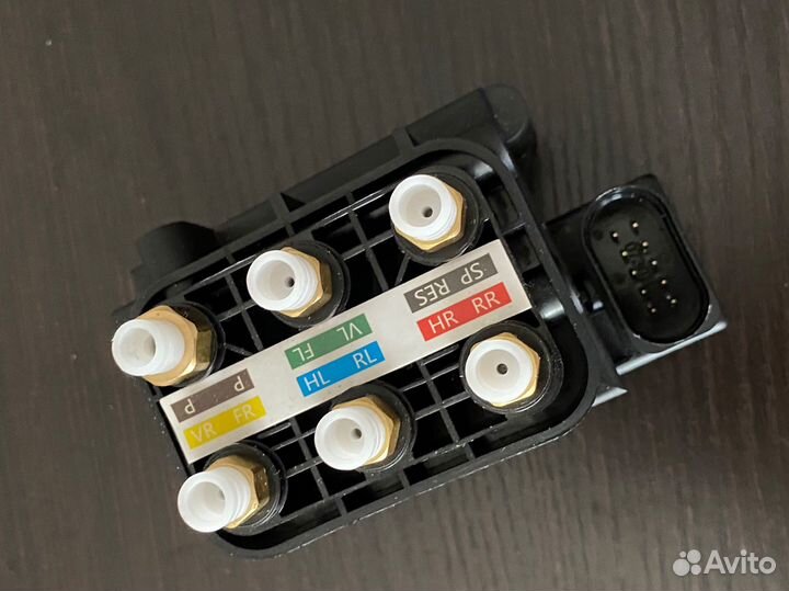 Блок клапанов пневмоподвески Mercedes S-класс W222