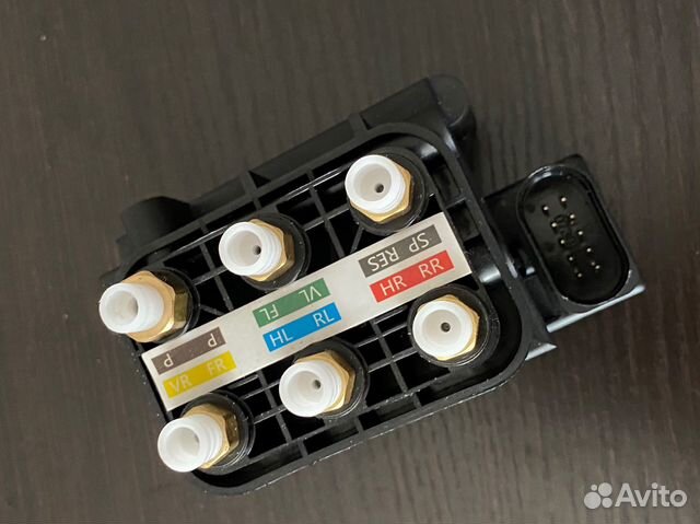 Блок клапанов пневмоподвески Mercedes S-класс W222