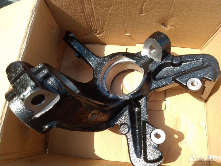 Поворотный кулак передний правый поло седан