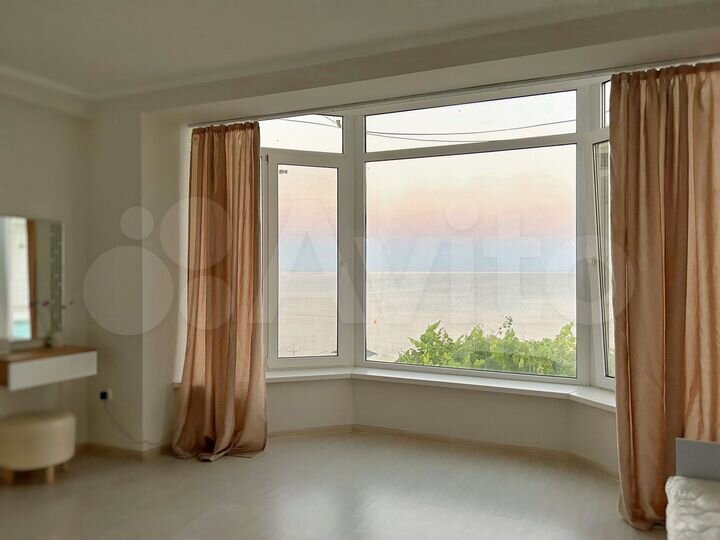 Комната 100 м² в 3-к., 1/2 эт.