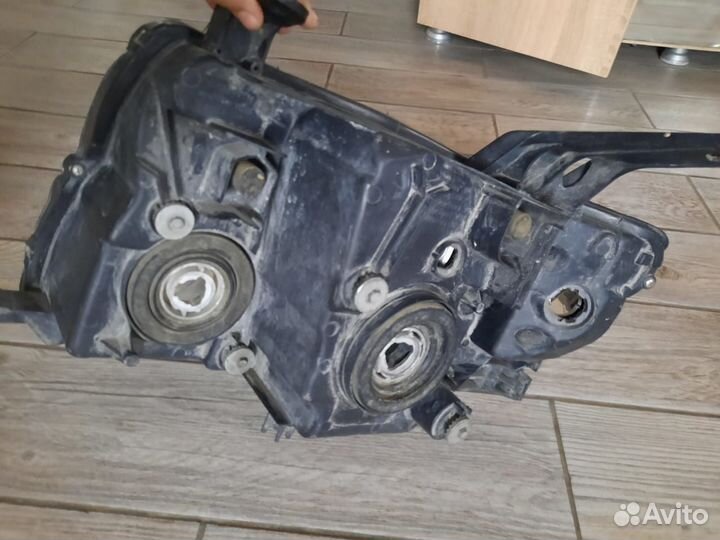 Фара передняя правая mitsubishi pajero 4