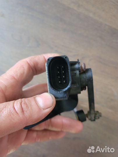 Датчик положения кузова Nissan Teana J32