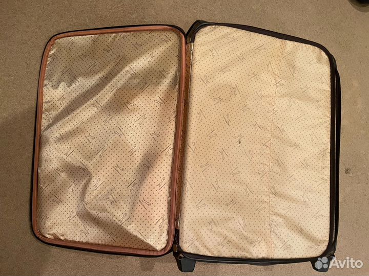 Чемодан на колесах размер m