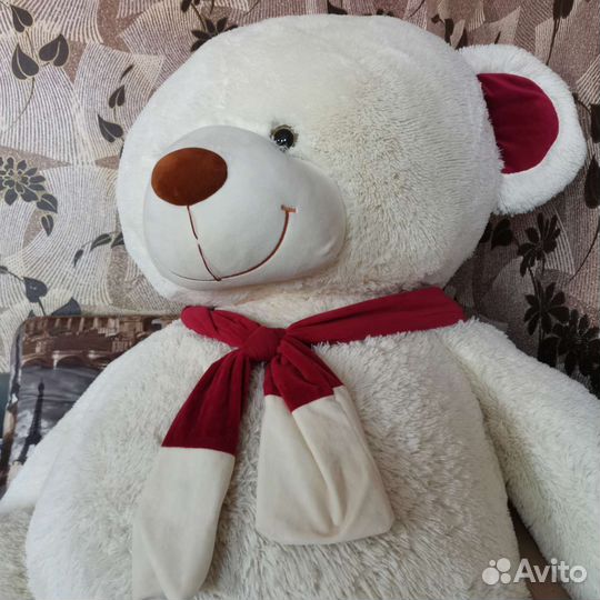 Большой плюшевый медведь