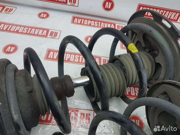 Стойка подвески передняя левая Toyota Noah ZRR70W