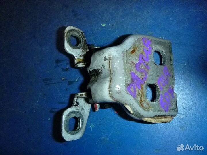 Петля двери передней правой верхняя renault duster