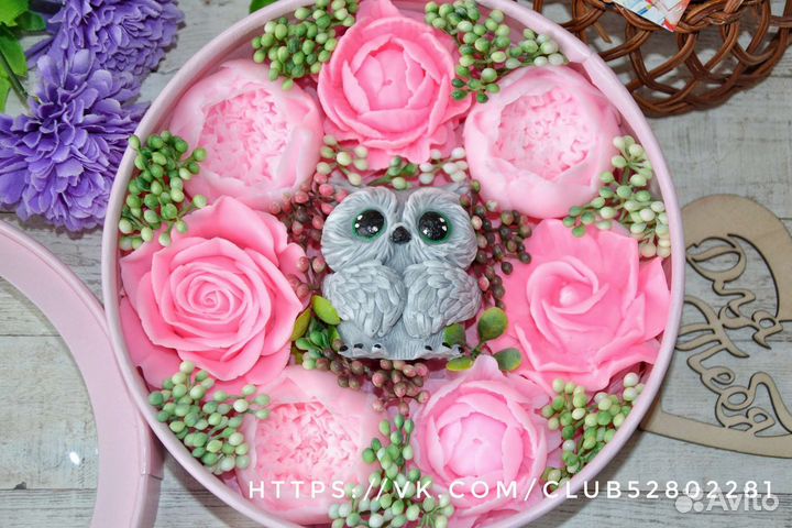 Красивая композиция в круглой подарочной коробке