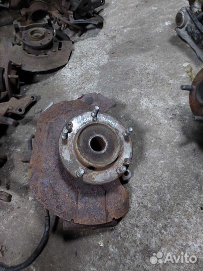 Кулак передний правый. KIA Sorento 1