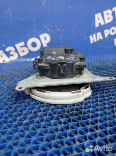 Моторчик заслонок отопителя Toyota Avensis седан