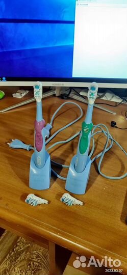 2 электрические зубные щетки Oral-B