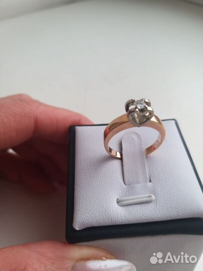 Золотое кольцо с бриллиантом