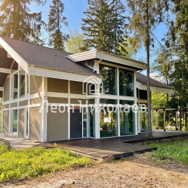Коттедж 220 м² на участке 14,2 сот.