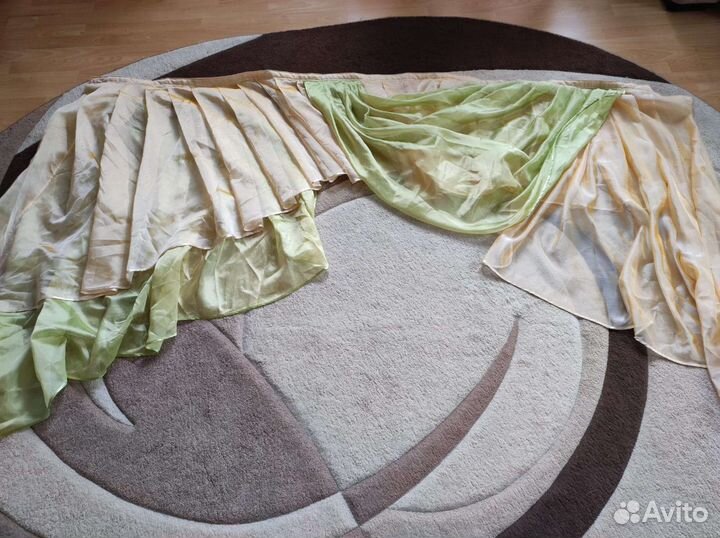 Две занавески (ламбрекен) б/у на кухню