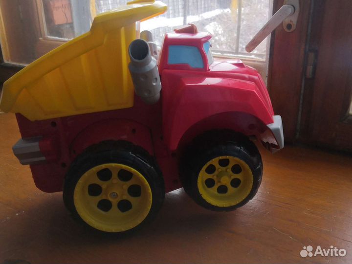 Грузовик Чак, разговаривает, танцует