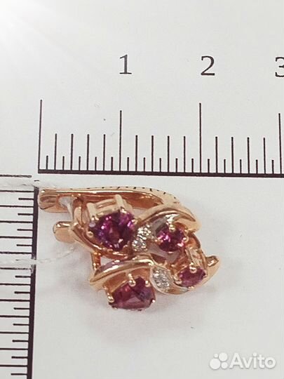 Золотые серьги с камнем