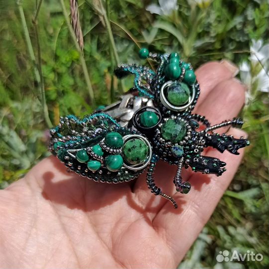 Вышитая брошь жук с малахитом,цоизитом хризоколлой