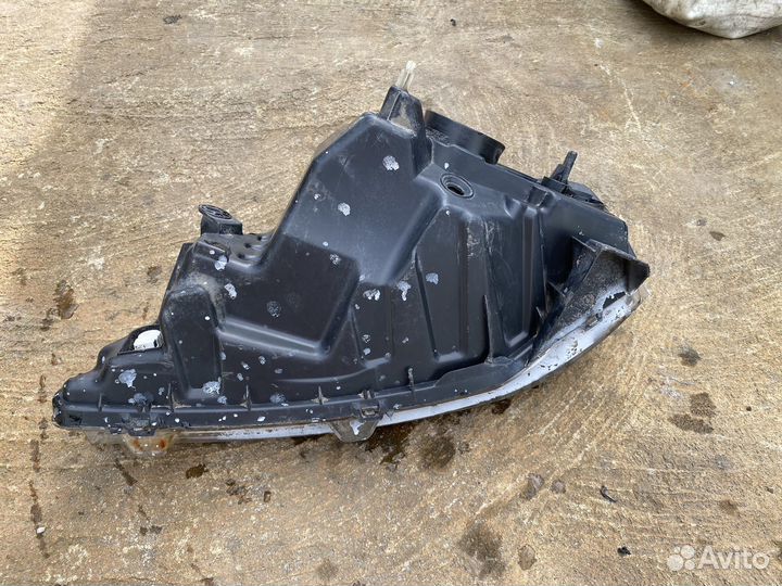 Фара правая Renault Logan