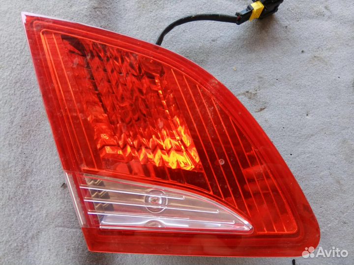 Фонарь крышки багажника левый Пежо 408 седан