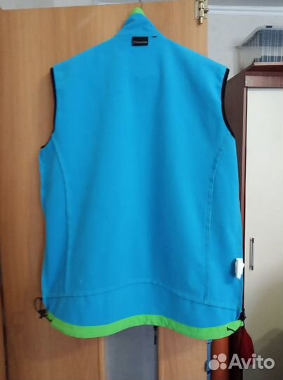 Жилетка не промокаемая на флисе новая