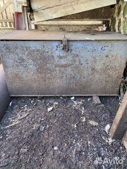 Железный ящик с крышкой