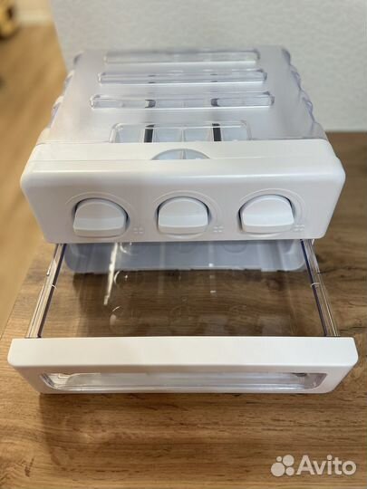 Форма для льда с контейнером для хранения