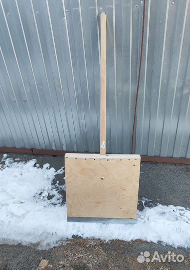 Лопата для уборки снега деревянная