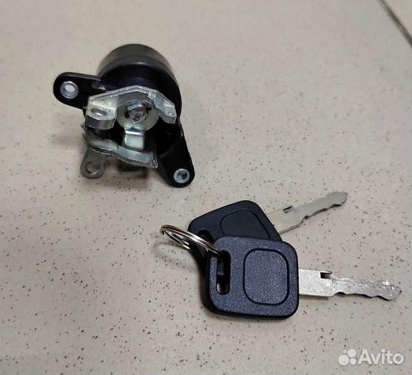 Личинка багажника Audi 80 B3