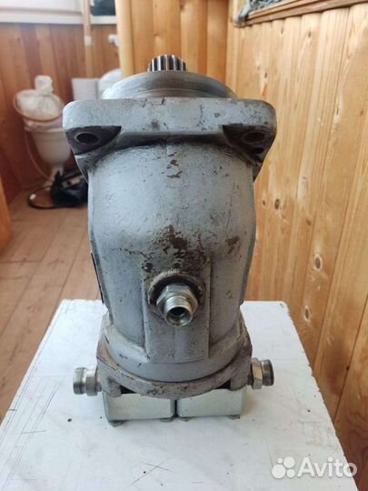 Гидромотор поворота башни крана