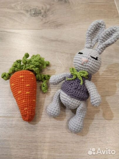 Вязанный зайчик-погремушка с морковкой