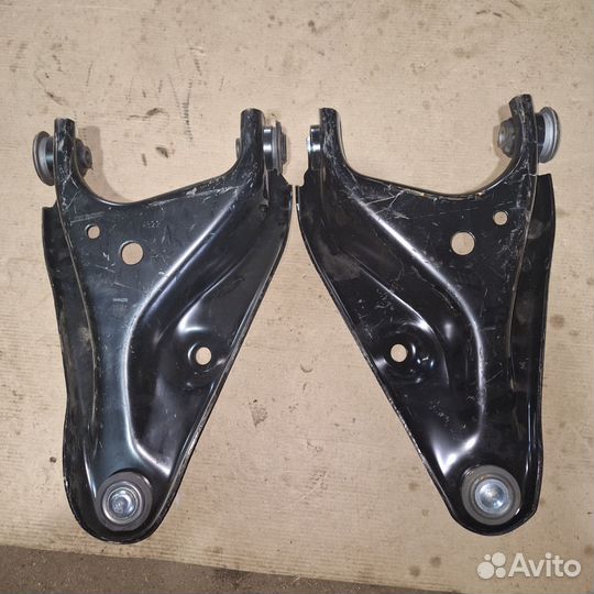Передние левые правые рычаги Renault Logan