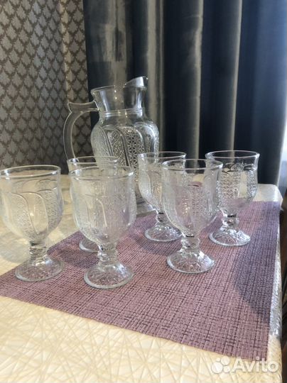 Кувшин с бокалами