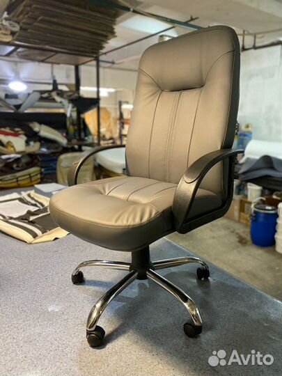 Офисное кресло