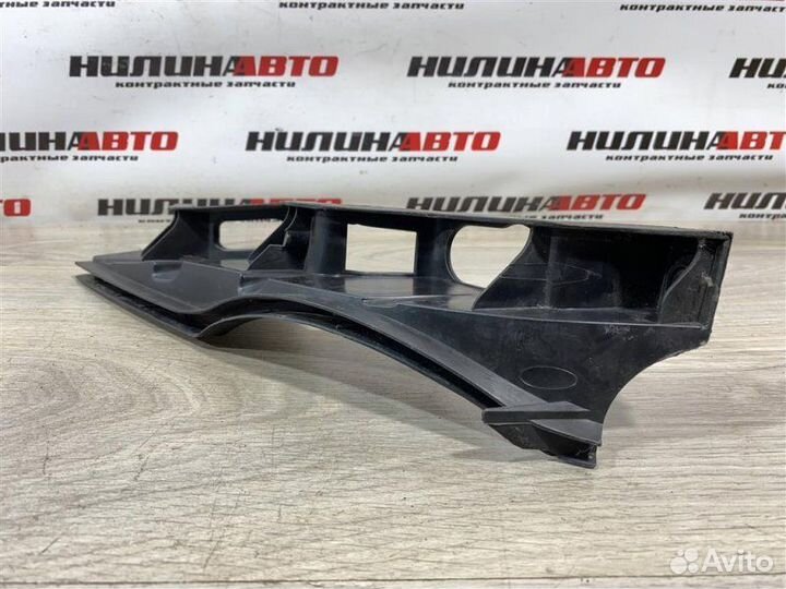 Кронштейн переднего бампера правый Volkswagen