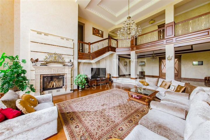 Дом 1200 м² на участке 40 сот.