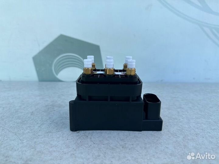 Блок клапанов пневмоподвески Mercedes Glc X253